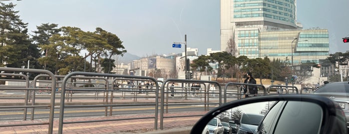 Yonsei University Main Gate is one of 학교.