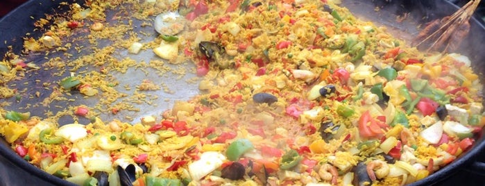 Hola Paella is one of Tempat yang Disukai Adam.