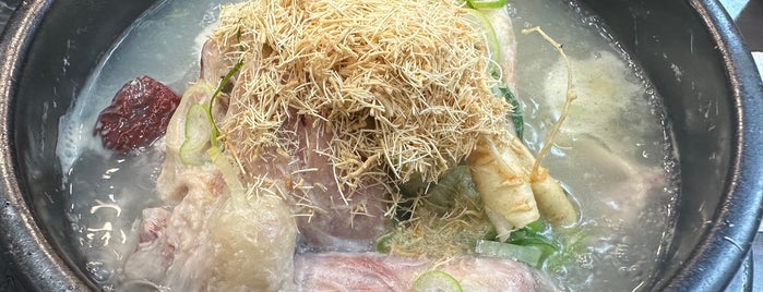 Korea Ginseng Chicken Soup is one of 본부장님 식사.