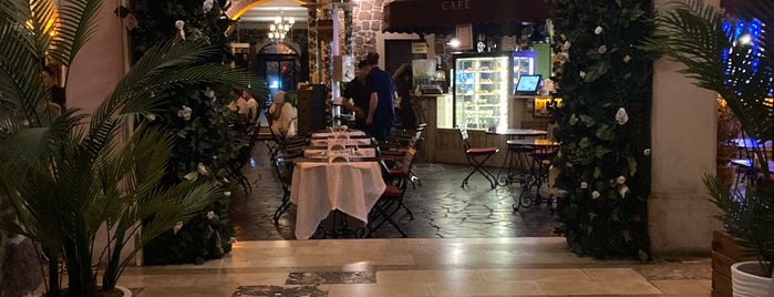 L'agora Old Town Cafe is one of GİDİLEBİLECEK YERLER.