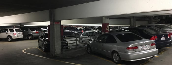 Locust Street Parking Garage is one of Lieux qui ont plu à Rob.