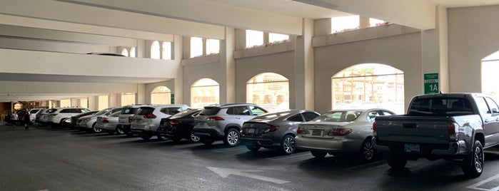 Green Valley Ranch Parking Garage is one of Tempat yang Disukai Lizzie.