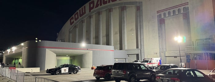 Cow Palace is one of Lugares favoritos de John.
