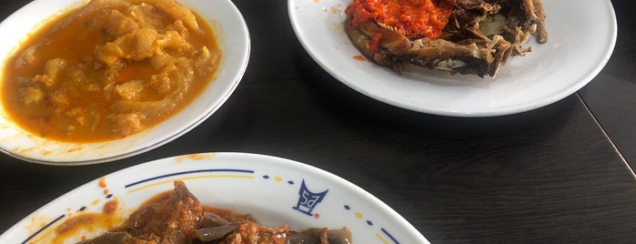 Restoran Padang Sederhana is one of Gianaさんのお気に入りスポット.