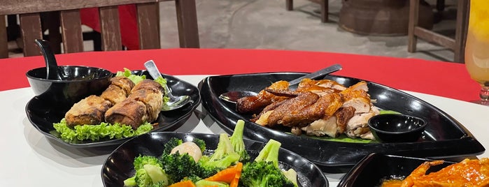 Oriental Seafood Restaurant (東方海鮮舫) is one of Tanjung bungah.