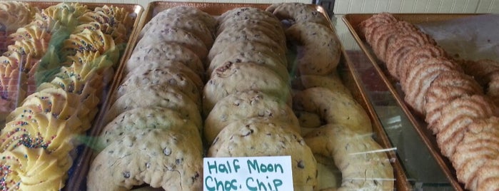 Half Moon Bay Bakery is one of Lugares favoritos de Nana.