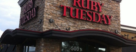 Ruby Tuesday is one of Lugares favoritos de Lizzie.