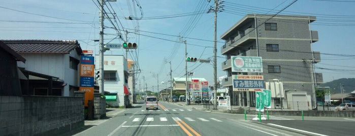 土橋交差点 is one of 愛媛県東予地方の交差点.