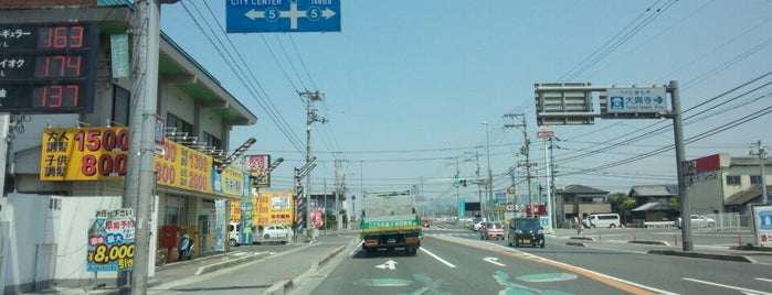 本大交差点 is one of 国道11号.