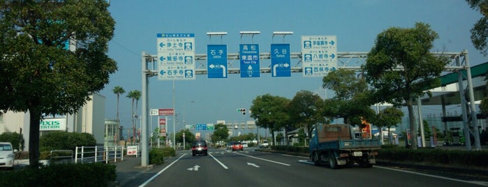 久米窪田交差点 is one of 国道11号.