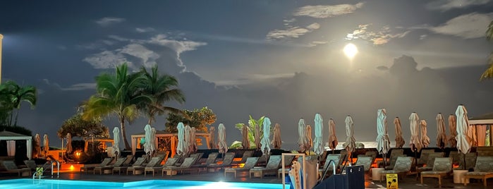 Four Seasons Resort Palm Beach is one of Oteller.