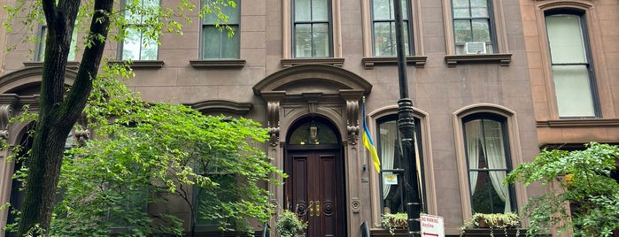 Carrie Bradshaw's Apartment from Sex & the City is one of Den s Palmickou.