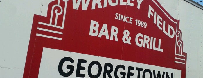 Wrigley Field Bar & Grill is one of Tempat yang Disukai Holly.