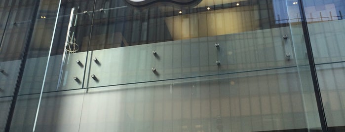 Apple Liverpool ONE is one of สถานที่ที่ Mathew ถูกใจ.