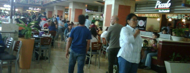 Miraflores Food Court  2 is one of สถานที่ที่ Carla ถูกใจ.