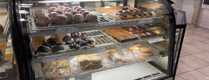 Mike's Pastry Harvard Square is one of สถานที่ที่ Ilker ถูกใจ.