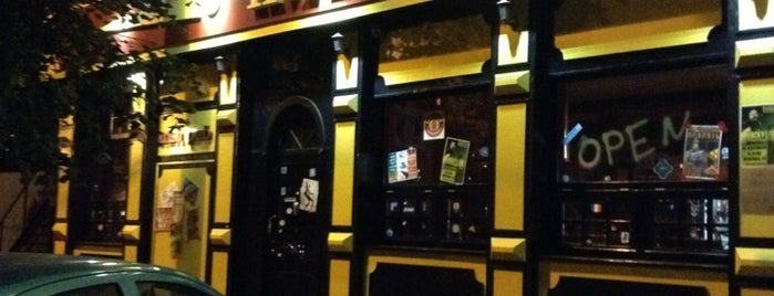 Harat's Pub is one of สถานที่ที่บันทึกไว้ของ Nika.