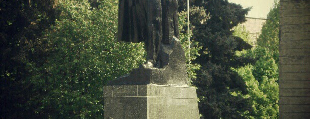 Памятник Ленину is one of Места, которые стоит посетить в Ровеньках.