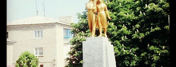 Монумент "Рабочий и колхозница" is one of Места, которые стоит посетить в Ровеньках.