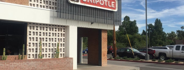 Chipotle Mexican Grill is one of Lugares favoritos de Travis.