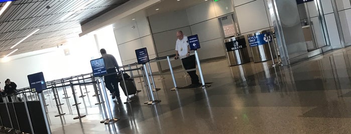 TSA PreCheck is one of Tempat yang Disukai Michael.