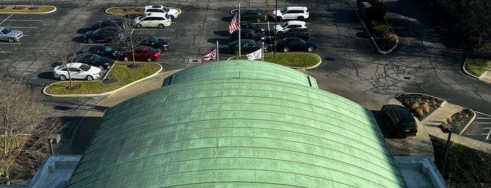 Embassy Suites by Hilton is one of Joe'nin Beğendiği Mekanlar.