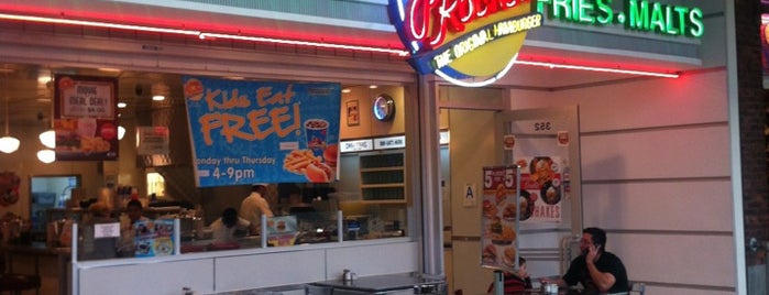 Johnny Rockets is one of Tempat yang Disukai Christopher.