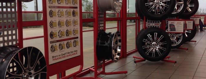 Discount Tire is one of Lugares favoritos de Mike.
