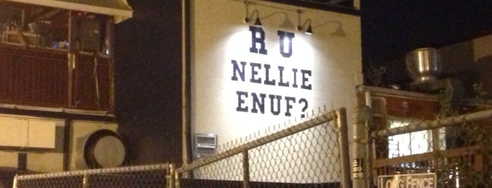 Nellie's Sports Bar is one of Tempat yang Disukai Carlos.