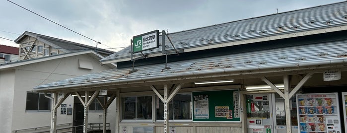 Sembokucho Station is one of JR 키타토호쿠지방역 (JR 北東北地方の駅).