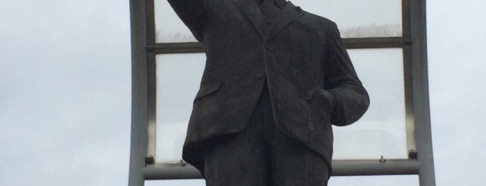 Statue of Mr. Kakuei Tanaka is one of 場所.