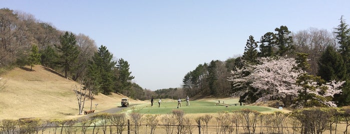 泉パークタウンゴルフ倶楽部 is one of Tempat yang Disukai Atsushi.