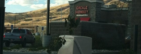 Grease Monkey is one of Tempat yang Disukai Eve.