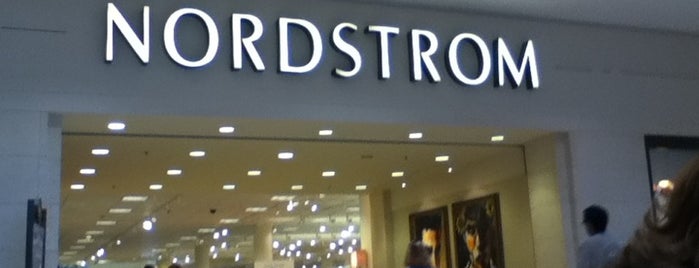 Nordstrom is one of Lieux qui ont plu à carolyn.