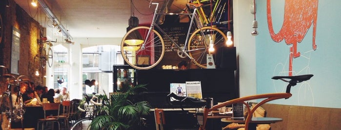 Lola Bikes and Coffee is one of Lieux qui ont plu à Philip.