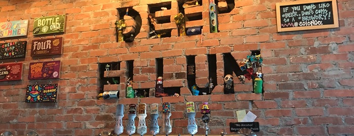 Deep Ellum Brewing Company is one of Tempat yang Disukai Elizabeth.