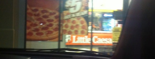 Little Caesars Pizza is one of Lugares favoritos de Liz.