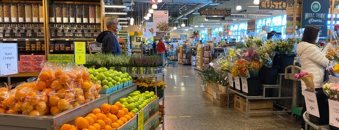 Whole Foods Market is one of สถานที่ที่ Mary ถูกใจ.