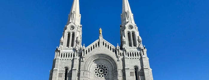 Basilique Sainte-Anne-de-Beaupré is one of Road trip to Montreal.