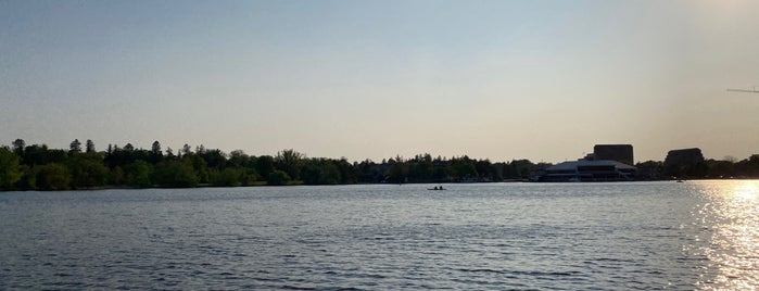 Dow's Lake is one of Tempat yang Disukai Ben.