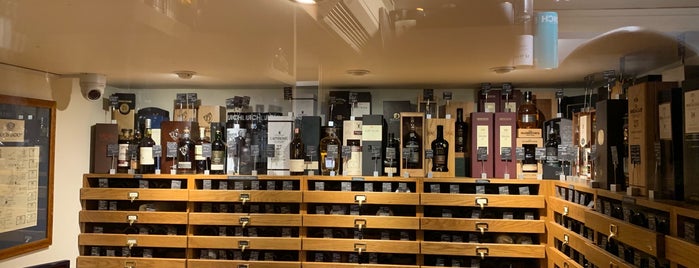 Luvians Bottle Shop is one of Martins'in Beğendiği Mekanlar.