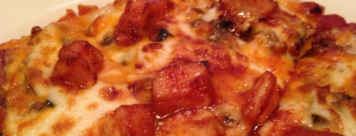 Boston Pizza is one of Lieux qui ont plu à Matthew.