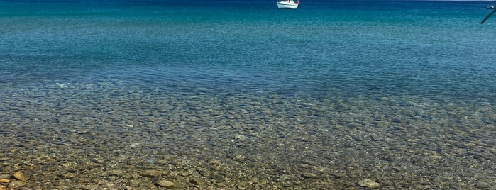 Hohlakoura Beach is one of Lugares favoritos de George.