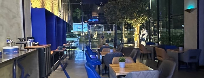 Blue Star Cafe is one of สถานที่ที่ Fawaz ถูกใจ.