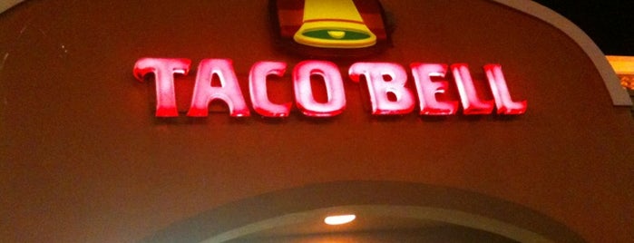 Taco Bell is one of Tempat yang Disukai Ben.
