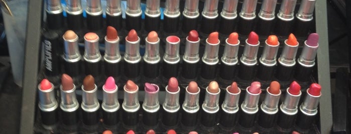 MAC Cosmetics is one of Lilyさんのお気に入りスポット.