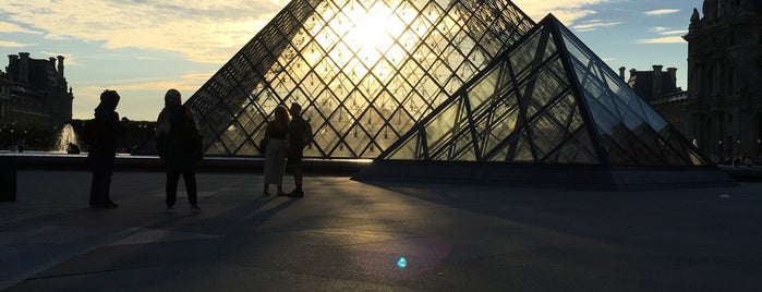 Pyramide du Louvre is one of Orte, die Jeremy gefallen.