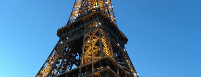 Eiffelturm is one of Orte, die Jeremy gefallen.