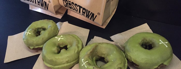 Crosstown Doughnuts & Coffee is one of Lugares favoritos de Jeremy.