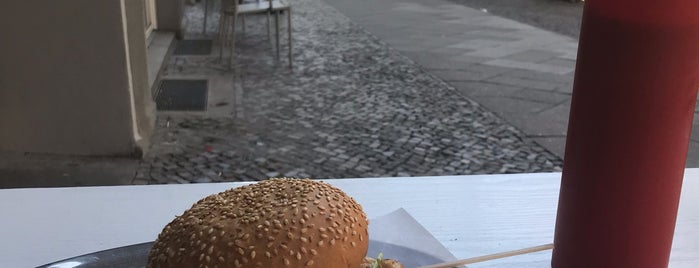 5 Places Burger House is one of Berlin feeds.